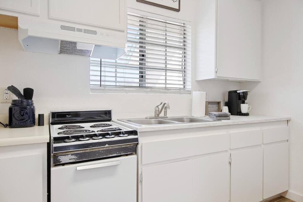 Couples Studio 1 W Full Kitchen Apartment Oakhurst Bagian luar foto